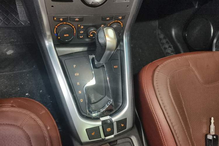 Used Opel Antara 2013 2.4L Two-Wheel-Drive Luxury Edition Gear Lever