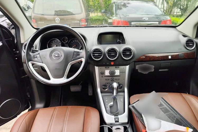 Used Opel Antara 2013 2.4L Two-Wheel Drive Comfort Edition Center Console