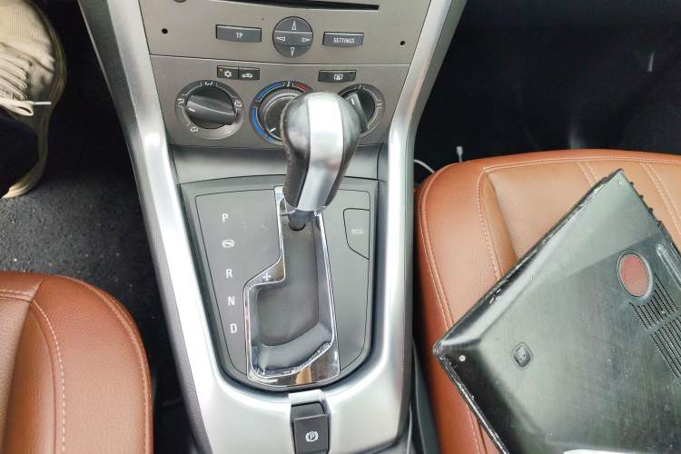 Used Opel Antara 2013 2.4L Two-Wheel Drive Comfort Edition Gear Lever