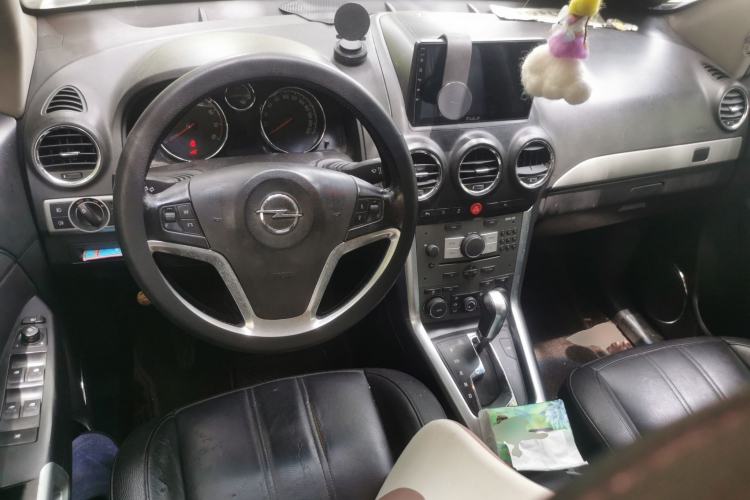 Used Opel Antara 2013 2.4L Two-Wheel-Drive Luxury Edition Center Console