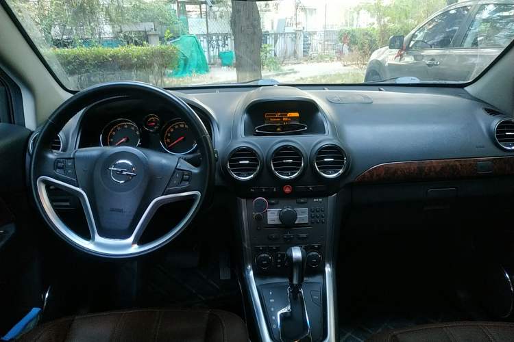 Used Opel Antara 2013 2.4L Two-Wheel-Drive Luxury Edition Center Console