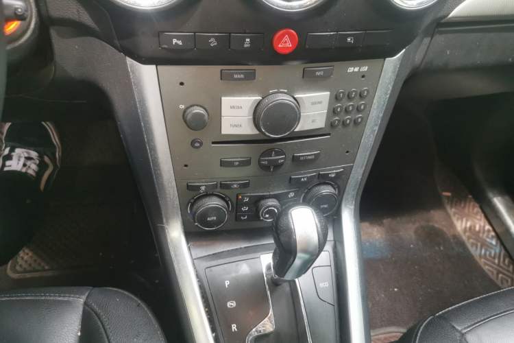 Used Opel Antara 2013 2.4L Two-Wheel-Drive Luxury Edition Gear Lever