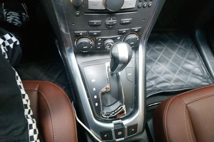 Used Opel Antara 2013 2.4L Two-Wheel-Drive Luxury Edition Gear Lever