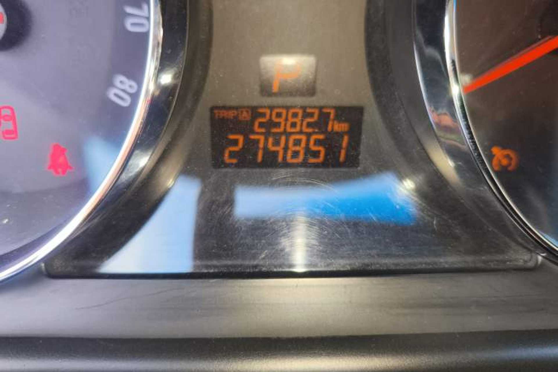 Used Opel Antara 2013 2.4L 4x4 Luxury Edition Odometer Close Up