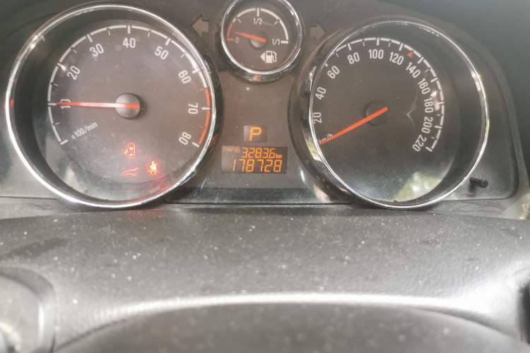 Used Opel Antara 2013 2.4L Two-Wheel-Drive Luxury Edition Odometer Close Up