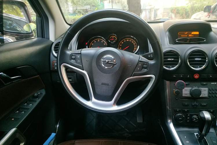 Used Opel Antara 2013 2.4L Two-Wheel-Drive Luxury Edition Steering Wheel