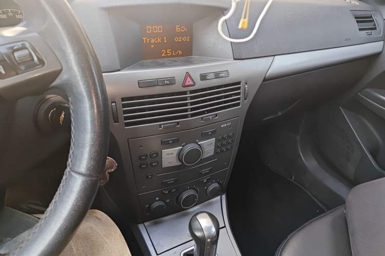 Used Opel Astra 2005 1.8 Luxury Model Audio And AC Panel