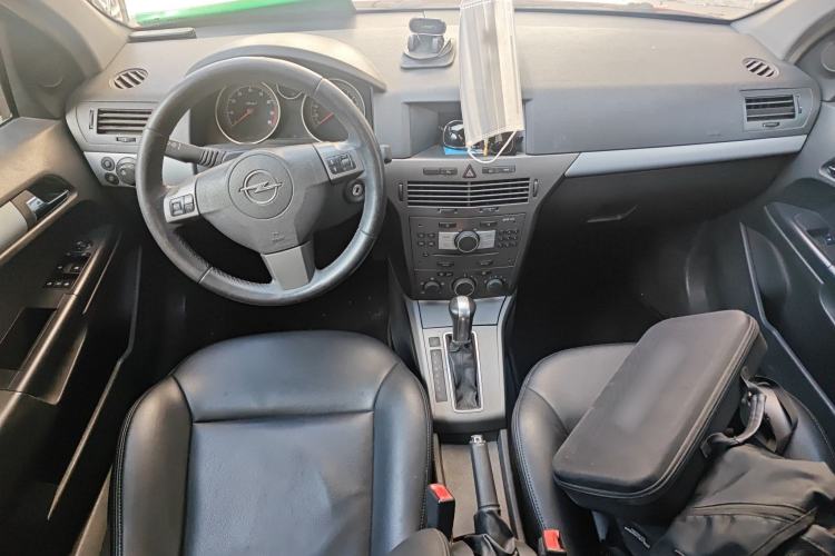 Used Opel Astra 2005 1.8 Luxury Model Center Console