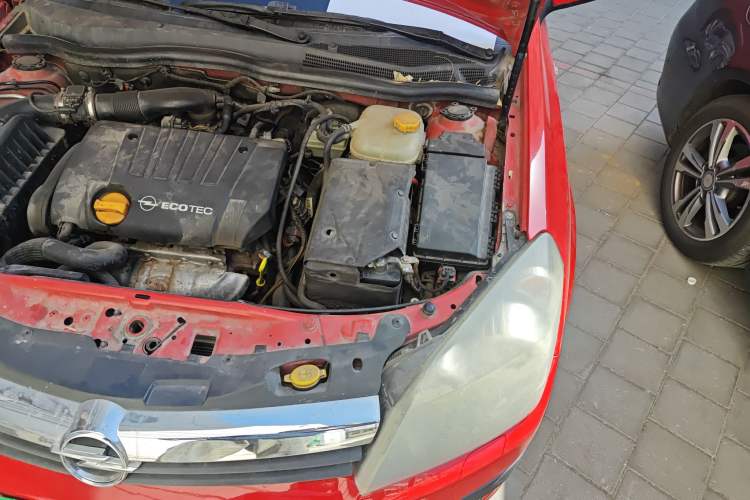 Used Opel Astra 2005 1.8 Luxury Model Engine Bay Left