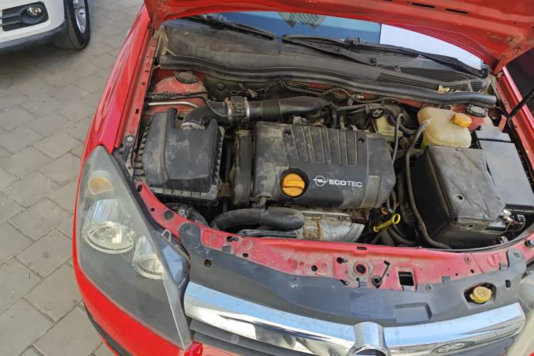 Used Opel Astra 2005 1.8 Luxury Model Engine Bay Right