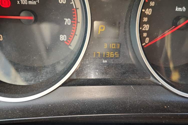 Used Opel Astra 2005 1.8 Luxury Model Odometer Close Up