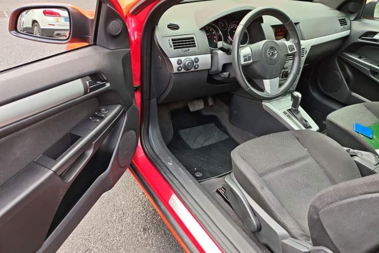 Used Opel Astra 2010 1.8 GTC Panoramic Windshield Edition Driver Seat