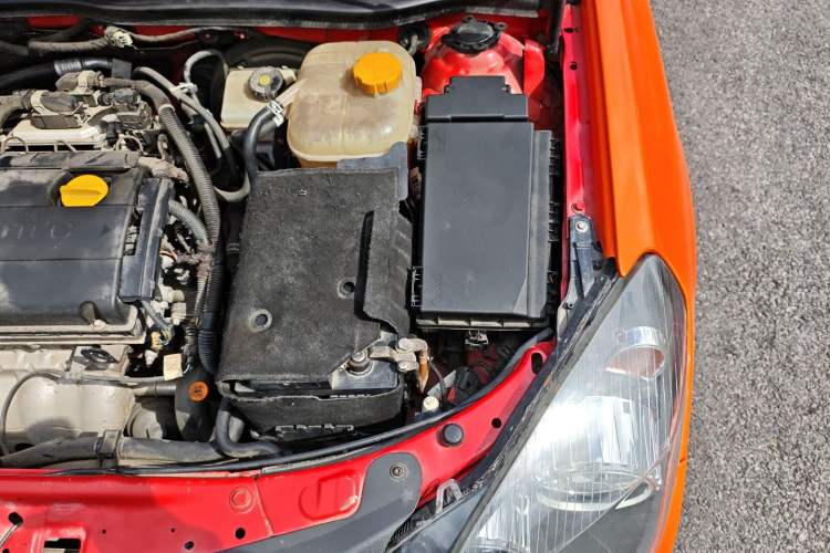 Used Opel Astra 2010 1.8 GTC Panoramic Windshield Edition Engine Bay Left