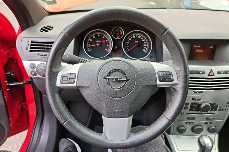 Used Opel Astra 2010 1.8 GTC Panoramic Windshield Edition Steering Wheel