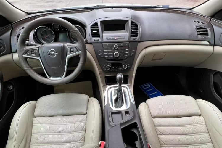 Used Opel Insignia 2013 2.0T Two-Wheel-Drive Luxury Version Interior 1