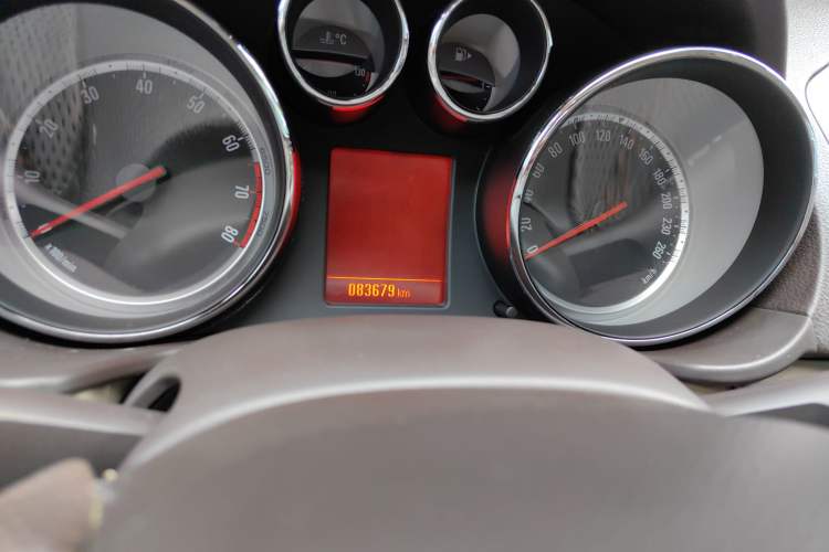 Used Opel Insignia 2013 2.0T Two-Wheel-Drive Luxury Version Odometer Close Up