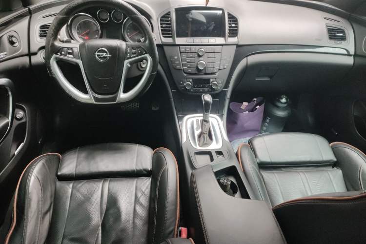 Used Opel Insignia 2013 2.0T Four-Wheel Drive Sport Model Center Console