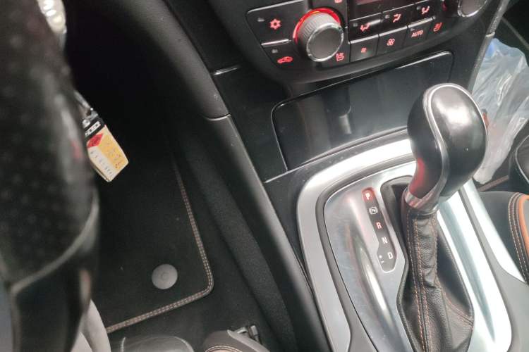 Used Opel Insignia 2013 2.0T Four-Wheel Drive Sport Model Gear Lever