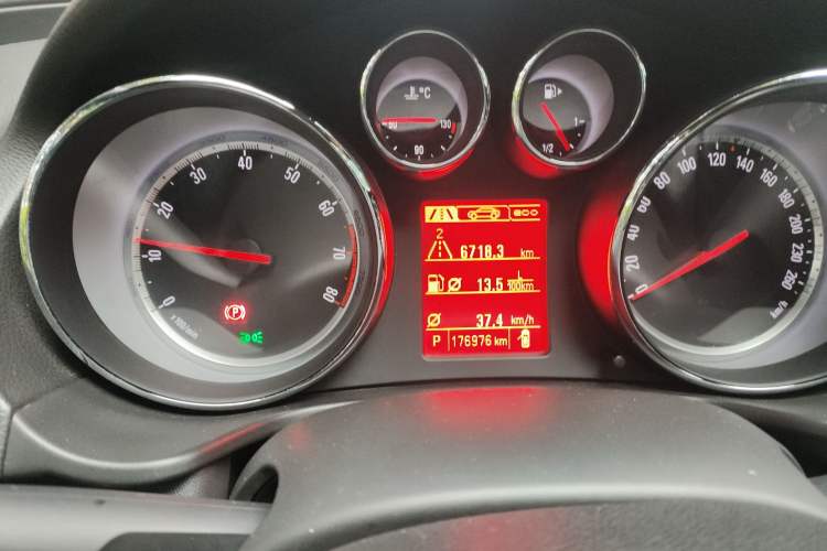Used Opel Insignia 2013 2.0T Four-Wheel Drive Sport Model Instrument Cluster