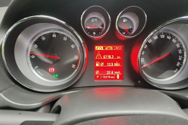 Used Opel Insignia 2013 2.0T Four-Wheel Drive Sport Model Odometer Close Up