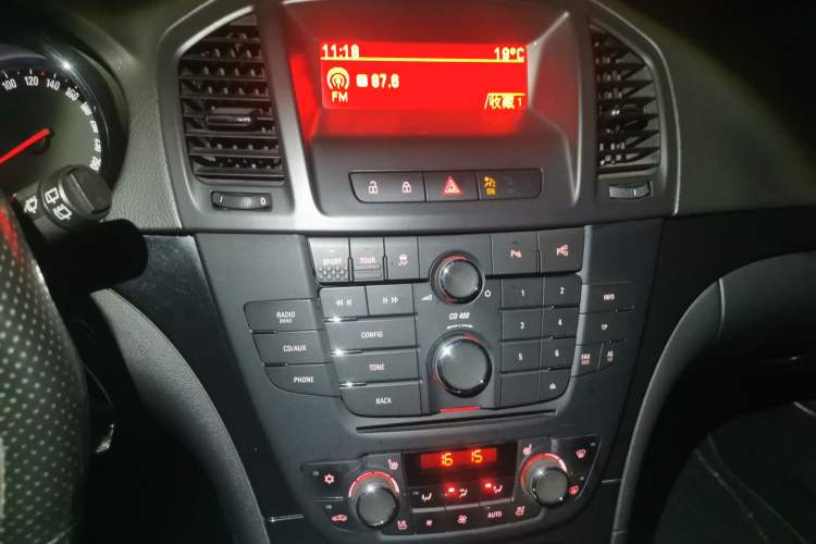 Used Opel Insignia 2013 2.0T Four-Wheel Drive Sport Model Audio And AC Panel