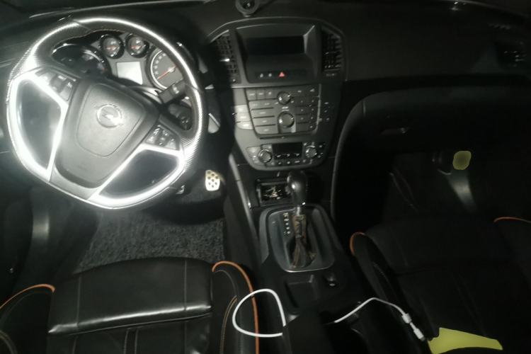 Used Opel Insignia 2013 2.0T Four-Wheel Drive Sport Model Center Console