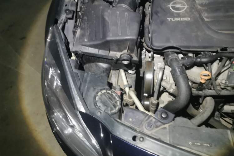 Used Opel Insignia 2013 2.0T Four-Wheel Drive Sport Model Engine Bay Right