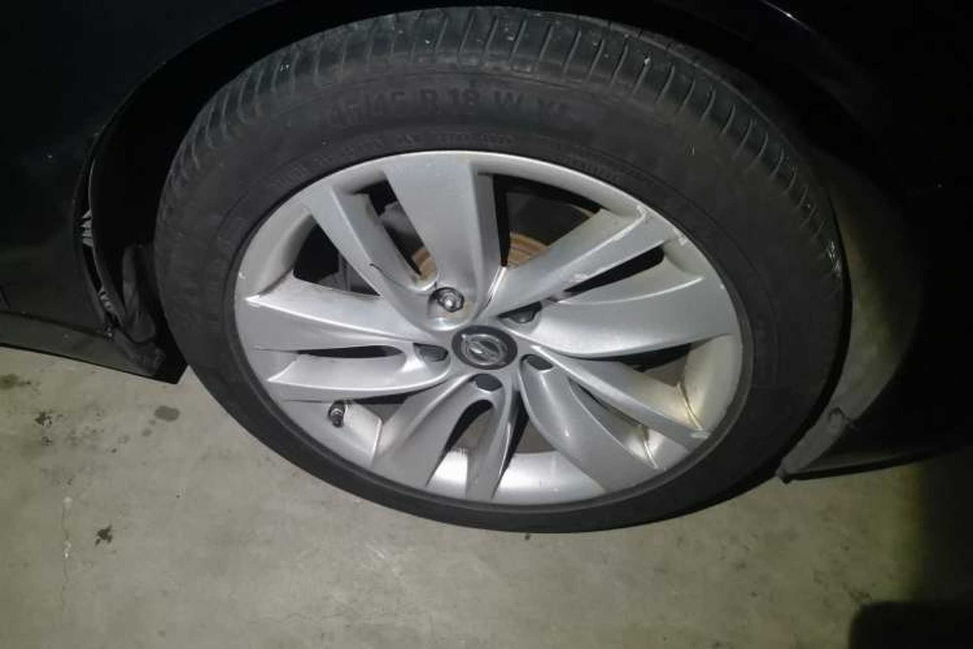 Used Opel Insignia 2013 2.0T Four-Wheel Drive Sport Model Right Front Wheel Hub