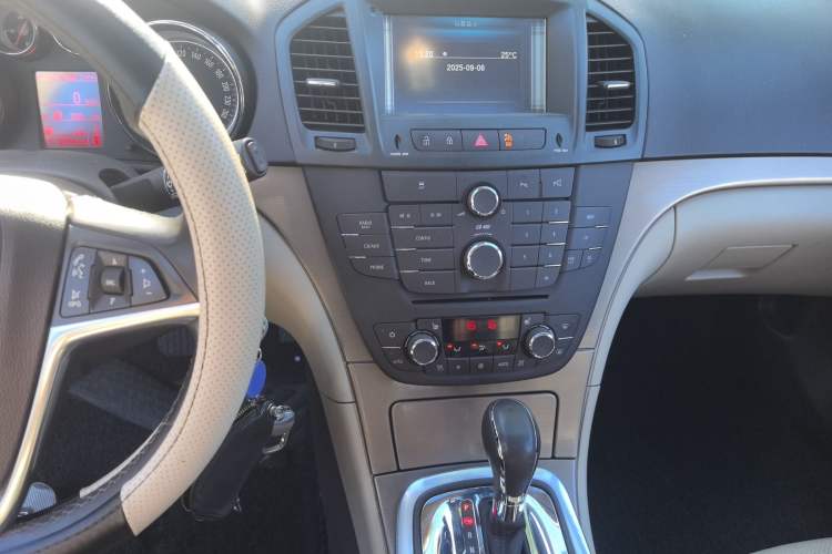 Used Opel Insignia 2013 2.0T Two-Wheel-Drive Luxury Version Audio And AC Panel