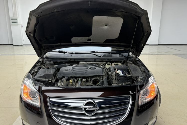 Used Opel Insignia 2013 2.0T Two-Wheel-Drive Luxury Version Engine Bay
