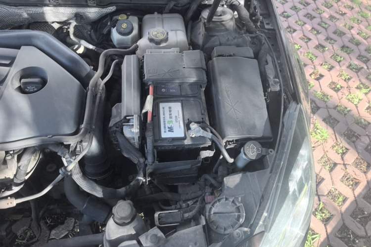 Used Opel Insignia 2013 2.0T Two-Wheel-Drive Luxury Version Engine Bay Left