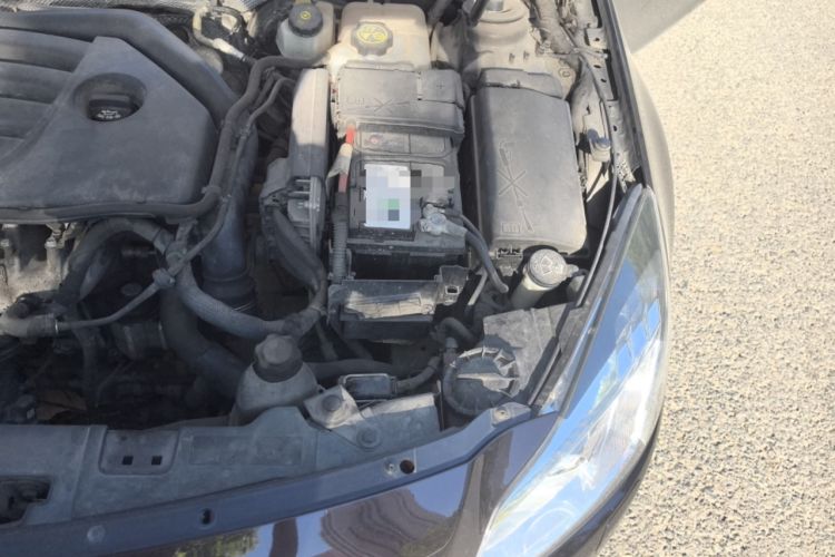 Used Opel Insignia 2013 2.0T Two-Wheel-Drive Luxury Version Engine Bay Left
