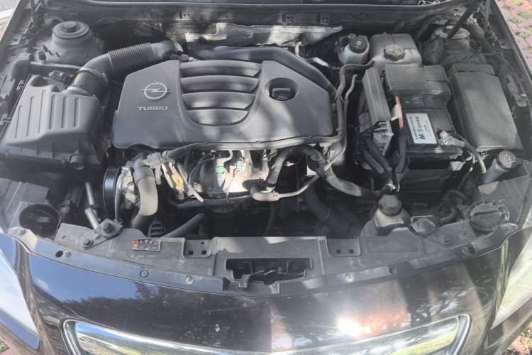 Used Opel Insignia 2013 2.0T Two-Wheel-Drive Luxury Version Engine Bay