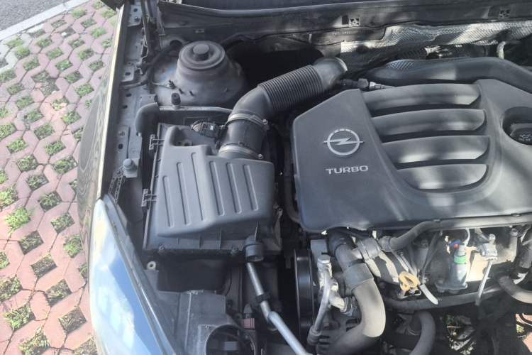 Used Opel Insignia 2013 2.0T Two-Wheel-Drive Luxury Version Engine Bay Right