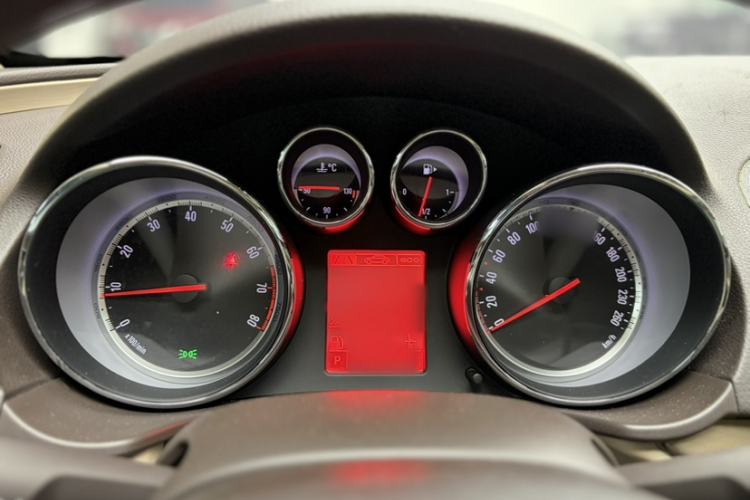 Used Opel Insignia 2013 2.0T Two-Wheel-Drive Luxury Version Instrument Cluster