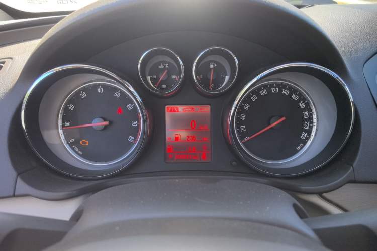 Used Opel Insignia 2013 2.0T Two-Wheel-Drive Luxury Version Instrument Cluster