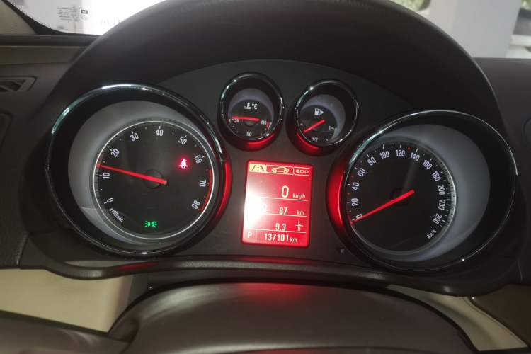 Used Opel Insignia 2013 2.0T Two-Wheel-Drive Luxury Version Instrument Cluster