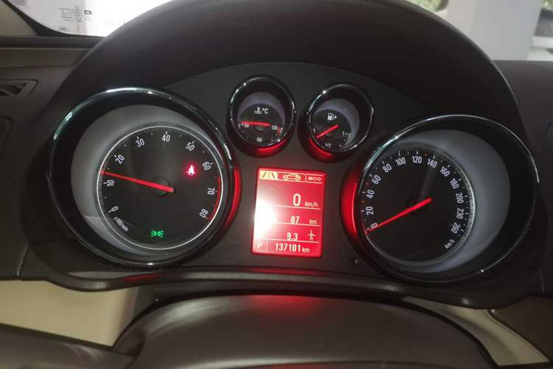 Used Opel Insignia 2013 2.0T Two-Wheel-Drive Luxury Version Instrument Cluster
