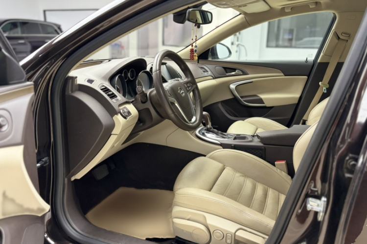 Used Opel Insignia 2013 2.0T Two-Wheel-Drive Luxury Version Interior 4