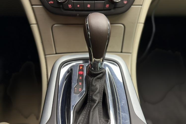 Used Opel Insignia 2013 2.0T Two-Wheel-Drive Luxury Version Interior 5