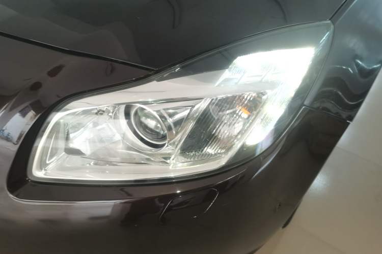 Used Opel Insignia 2013 2.0T Two-Wheel-Drive Luxury Version Left Front Headlight