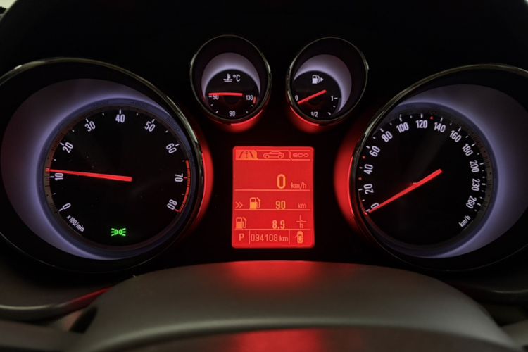 Used Opel Insignia 2013 2.0T Two-Wheel-Drive Luxury Version Odometer Close Up