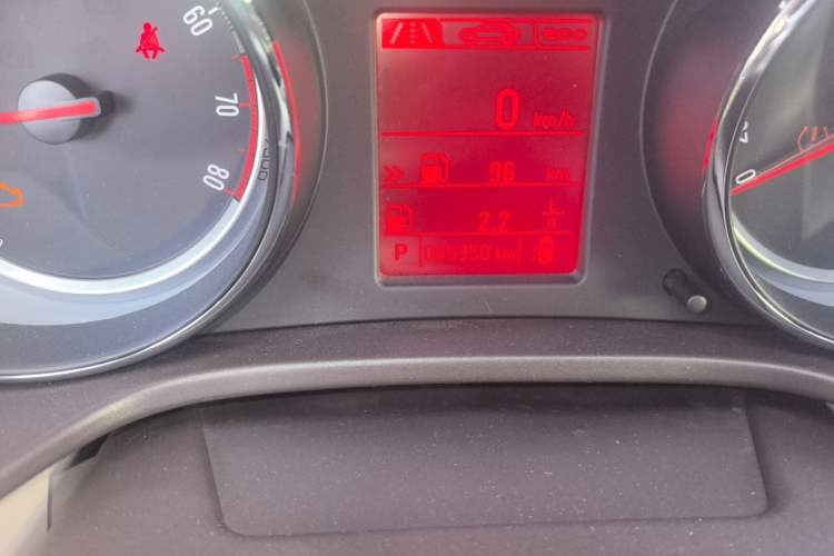 Used Opel Insignia 2013 2.0T Two-Wheel-Drive Luxury Version Odometer Close Up