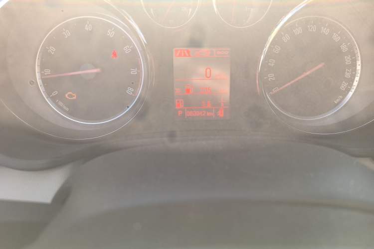 Used Opel Insignia 2013 2.0T Two-Wheel-Drive Luxury Version Odometer Close Up