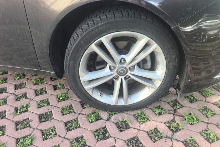 Used Opel Insignia 2013 2.0T Two-Wheel-Drive Luxury Version Right Front Wheel Hub