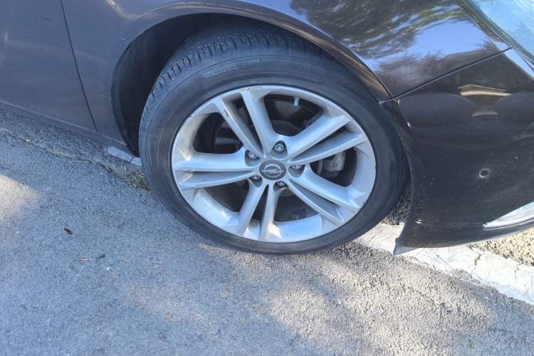 Used Opel Insignia 2013 2.0T Two-Wheel-Drive Luxury Version Right Front Wheel Hub