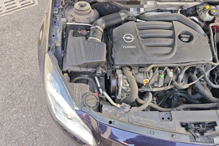 Used Opel Insignia 2013 2.0T Two-Wheel-Drive Luxury Version Engine Bay Right