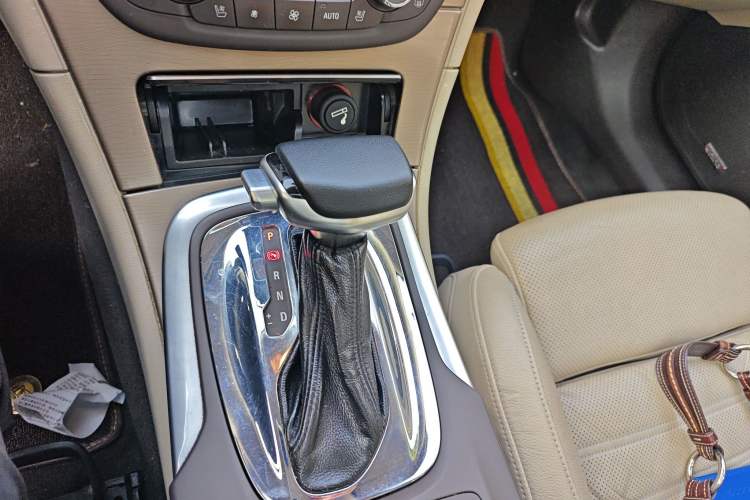 Used Opel Insignia 2013 2.0T Two-Wheel-Drive Luxury Version Gear Lever