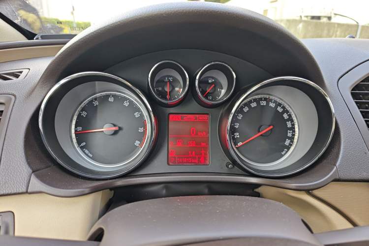 Used Opel Insignia 2013 2.0T Two-Wheel-Drive Luxury Version Instrument Cluster