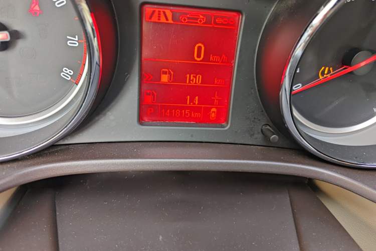 Used Opel Insignia 2013 2.0T Two-Wheel-Drive Luxury Version Odometer Close Up